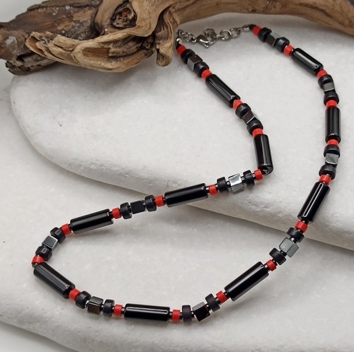 Przejdź do produktu Naszyjnik męski, krótki, czoker, czarny onyks, czerwony howlit, hematyt