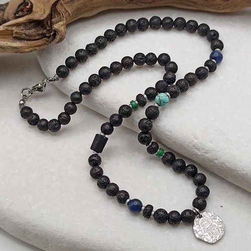 Przejdź do produktu Naszyjnik damski/męski, krótki, czarrna lawa wulkaniczna, turkus, sodalit, zawieszka ze stali szlachetnej z hamsą