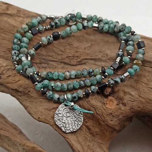 Przejdź do produktu Naszyjnik Moody, krótki, delikatny, pastelowe kamienie, agat, onyks, zawieszka ze stali szlachetnej z hamsą