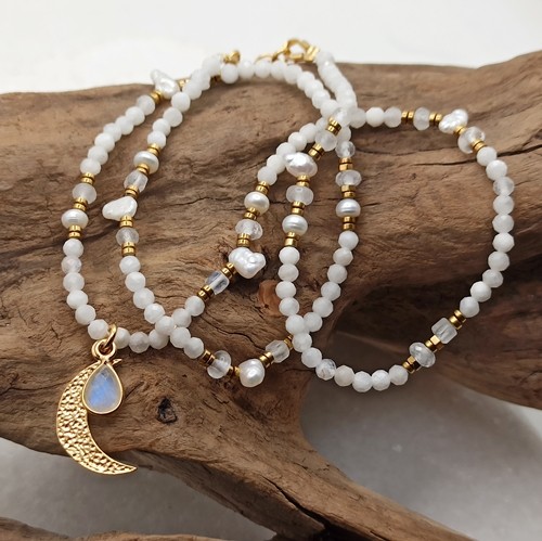Przejdź do produktu Naszyjnik Moonlace , krótki, białe kamienie, kamień księżycowy, perełki biwa, złocona zawieszka księżyc, lunula