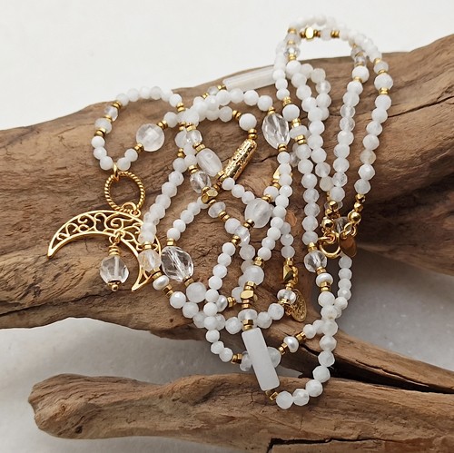 Przejdź do produktu Naszyjnik Bridal Long, długi, białe kamienie, kamień księżycowy, kryształ górski, jadeit, złocona zawieszka księżyc/ lunula i moneta 