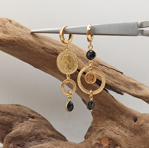 Przejdź do produktu Kolczyki asymetryczne wiszące Posh z monetami, czarnym turmalinem i onyksami