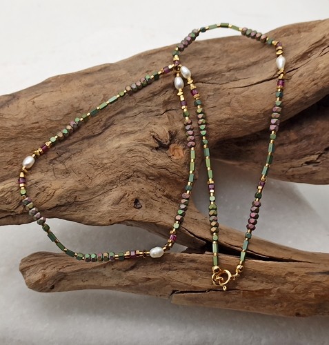 Przejdź do produktu Naszyjnik Harmony Short vol.II, krótki, czoker, delikatny, hematyt w odcieniach zieleni i filetu, perła hodowana, granat