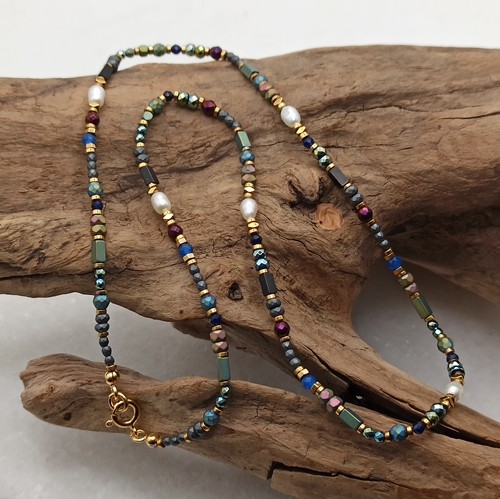 Przejdź do produktu Naszyjnik Harmony Short vol.III, krótki, czoker, delikatny, hematyt  w odcieniach zieleni, grafitu i fioletu, perła hodowana, niebieski chalcedon