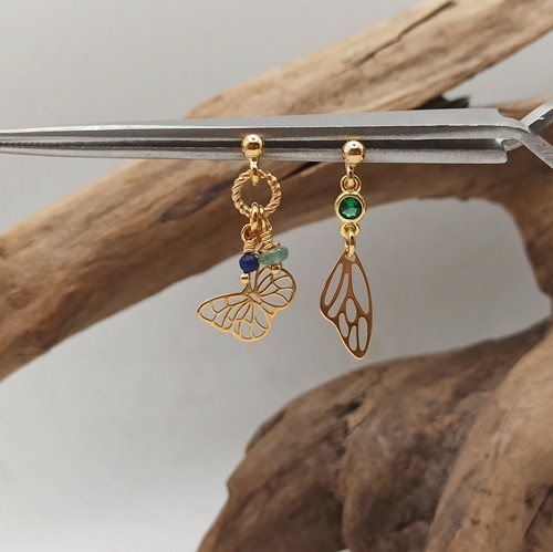 Przejdź do produktu Kolczyki Butterfly, krótkie, złocone, asymetryczne, na sztyfcie, zawieszki motylek, skrzydło, zielona cyrkonia w okuciu, fluoryt, chalcedon