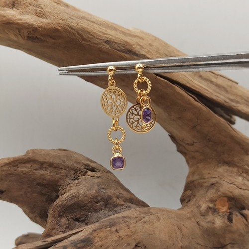 Przejdź do produktu Kolczyki Ornaments, krótkie, złocone, asymetryczne, na sztyfcie, ażurowe zawieszki, ametyst