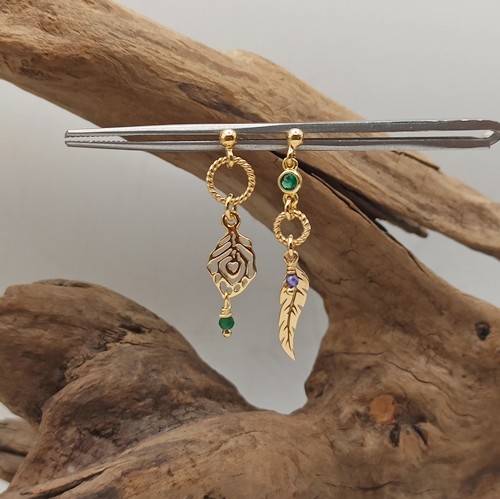 Przejdź do produktu Kolczyki Feathers, krótkie, złocone, na sztyfcie, asymetryczne, zawieszki piórka, zielona cyrkonia w okuciu, ametyst, chalcedon