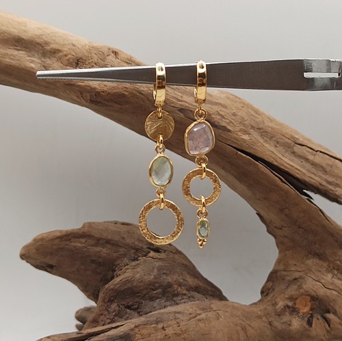 Przejdź do produktu Kolczyki Grapes, wiszące, złocone, asymetryczne, ozdobne blaszki, kółka, oliwin, kwarc truskawkowy