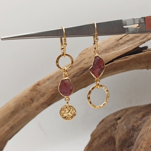 Przejdź do produktu Kolczyki Garnet, wiszące,złocone, asymetryczne, surowe bryłki granatu, ozdobne kóła, blaszki