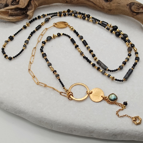 Przejdź do produktu Naszyjnik BlackLove Long, długi, czarne kamienie naturalne, onyks, larvikit, spinel, labradoryt, złocony łańcuch, blaszki, zawieszki