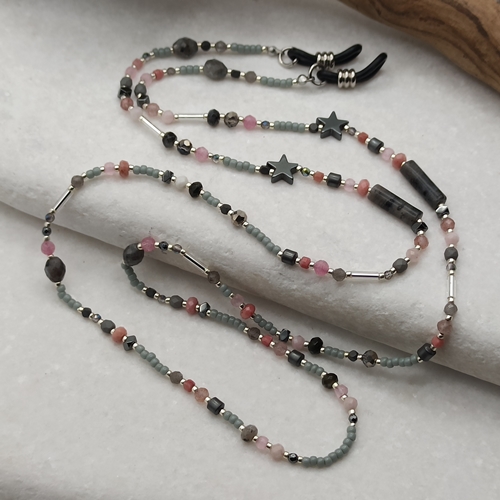 Przejdź do produktu Łańcuszek do okularów Romantic, szaro-różowy, kamienie naturalne i koraliki toho, kwarc różowy, kwarc truskawkowy, labradoryt,  rodonit, larvikit