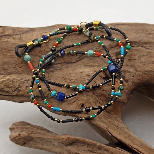 Przejdź do produktu Łańcuszek do okularów Natural, kamienie naturalne, turkus, koral, lapis lazuli, malachit, czarne, złote koraliki toho