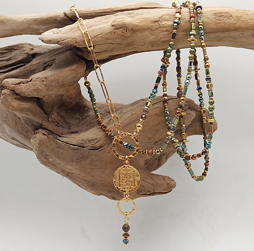 Przejdź do produktu Naszyjnik Earth Harmony długi, w stylu boho, kamienie naturalne, złocony łańcuch, moneta, zawieszki, hematyt