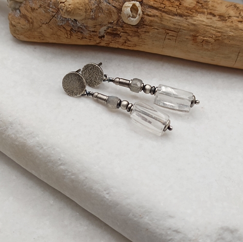Przejdź do produktu Kolczyki Gloomy, srebro oksydowane, wiszące, na sztyfcie, kryształ górski, labradoryt