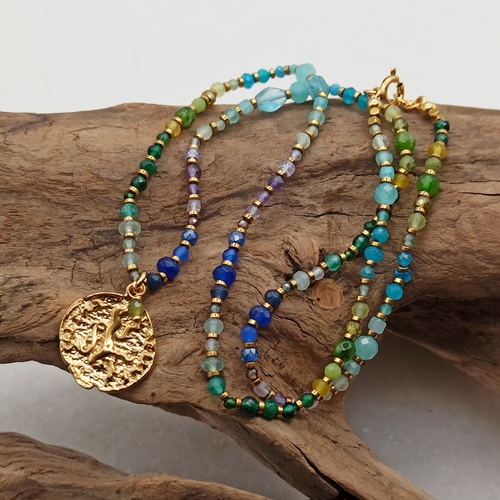 Przejdź do produktu Naszyjnik  krótki Joy - Spring z kolorowych kamieni naturalnych i złoconą monetą