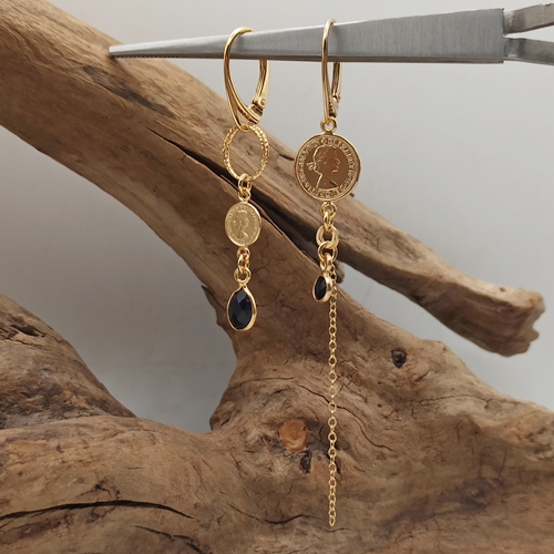 Przejdź do produktu Kolczyki Coin&Stones, asymetryczne,  złocone z monetami i czarnymi onyksami