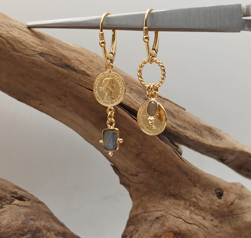 Przejdź do produktu Kolczyki Labradorite Candy asymetryczne. wiszące, złocone z labradorytem i monetami