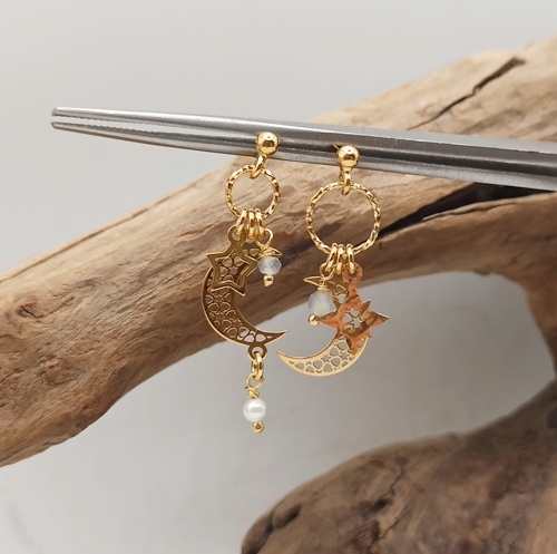 Przejdź do produktu Kolczyki asymetryczne złocone wiszące na sztyfcie Night Sky z księżycem, gwiazdką , labradoryt, perełka majorka