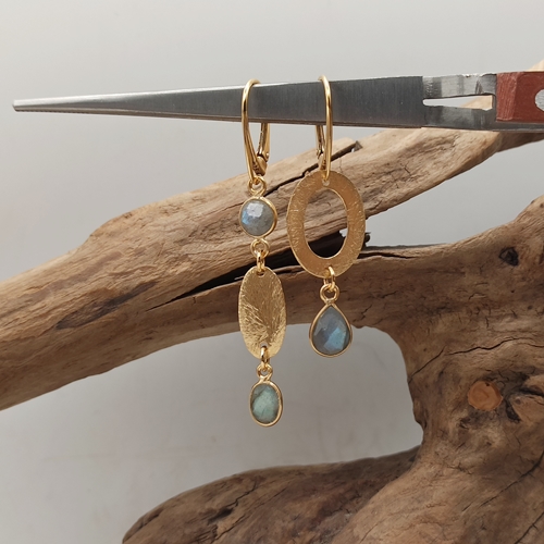 Przejdź do produktu Kolczyki Divine, wiszące, złocone, asymetryczne, ozdobne blaszki, labradoryt