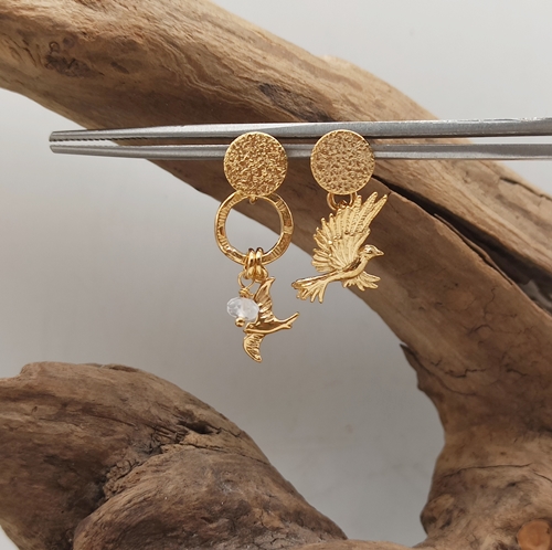 Przejdź do produktu Kolczyki Birds, złocone, asymetryczne, wiszące, na sztyfcie, zawieszki koliber, ptak, kamień księżycowy