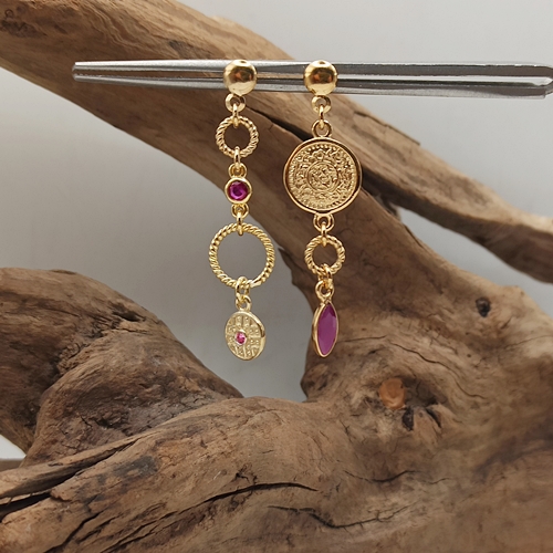 Przejdź do produktu Kolczyki, złocone, asymetryczne, wiszące, na sztyfcie, zawieszki, monety, rubin, cyrkonia