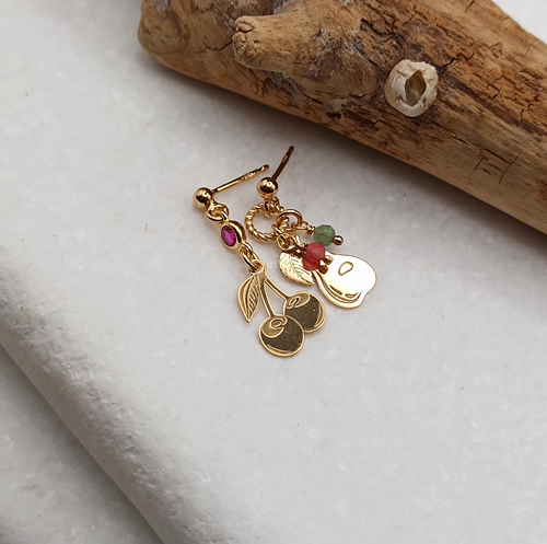 Przejdź do produktu Kolczyki Fruity, złocone, wiszące, na sztyfcie, zawieszki owoce wiśnie, gruszka, cyrkonia fuksja, turmalin