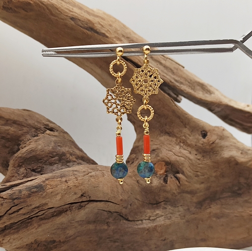Przejdź do produktu Kolczyki Filigree Boho złocone, wiszące, asymetryczne, na sztyfcie, ażurowe filigrany, chryzokola, koral