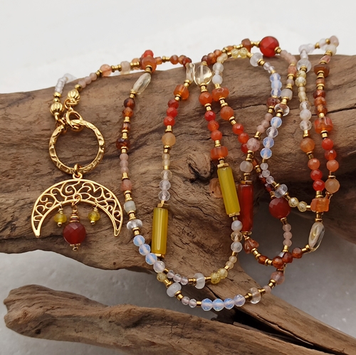 Przejdź do produktu Naszyjnik długi Moon Power , złocona zawieszka księżyc, karneol, jadeit, chalcedon, granat hessonit, kwarc, cytryn