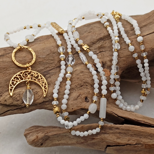 Przejdź do produktu Naszyjnik Bridal Long, długi, białe kamienie, kamień księżycowy, kryształ górski, jadeit, złocona zawieszka księżyc/ lunula i moneta 