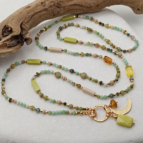Przejdź do produktu Naszyjnik Boho Moon, długi, w stylu boho, kamienie naturalne w kolorach ziemi, turkus, opal, kamień rzeczny, bursztyn, chalcedon, zawieszka złocony księżyc