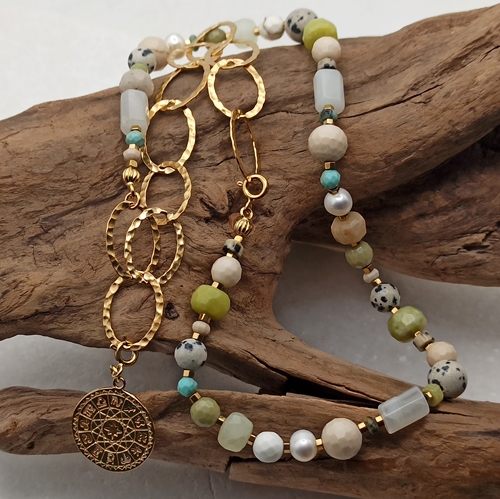 Przejdź do produktu Naszyjnik Zodiac Boho, krótki, kamienie naturalne w kolorach ziemi, pastelowy, jaspis dalmatyńczyk, jaspis matcha, chalcedon, perła, turkus, kamień rzeczny, kamień księżycowygruby złocony łańcuch, moneta ze znakami zodiaku