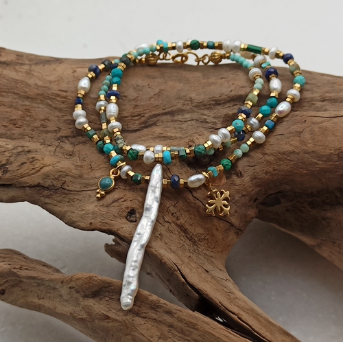 Przejdź do produktu Naszyjnik Pearls Crazy vol.IV, krótki, w stylu boho, złocona ażurowa zawieszka, perły, kamienie naturalne, turkus, lapis lazuli, malachit, perła biwa